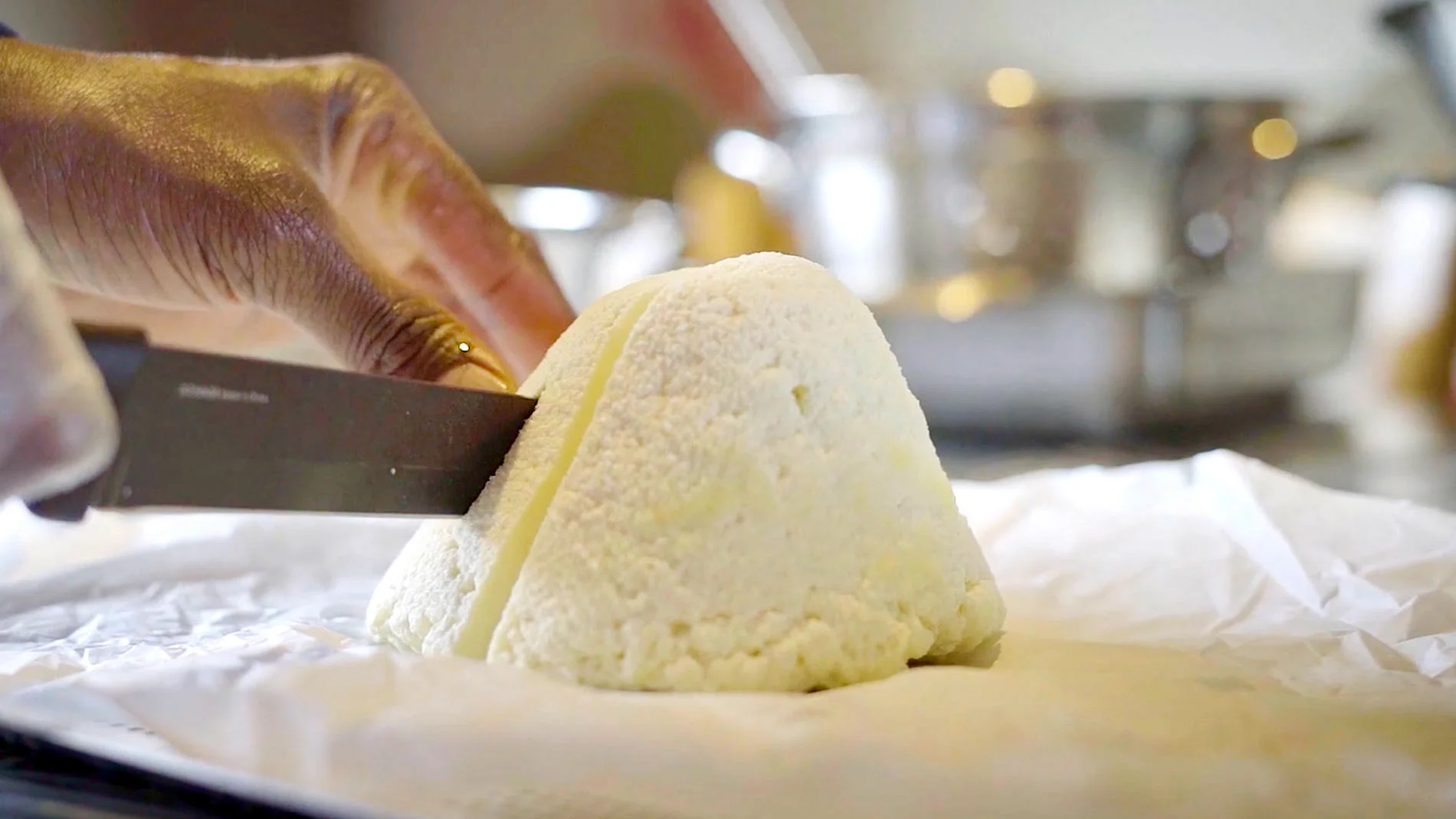 Paneer frais coupé — fabrication artisanale